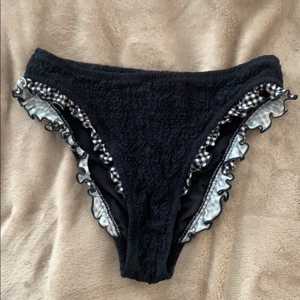 Black&white high rise bikini bottoms.